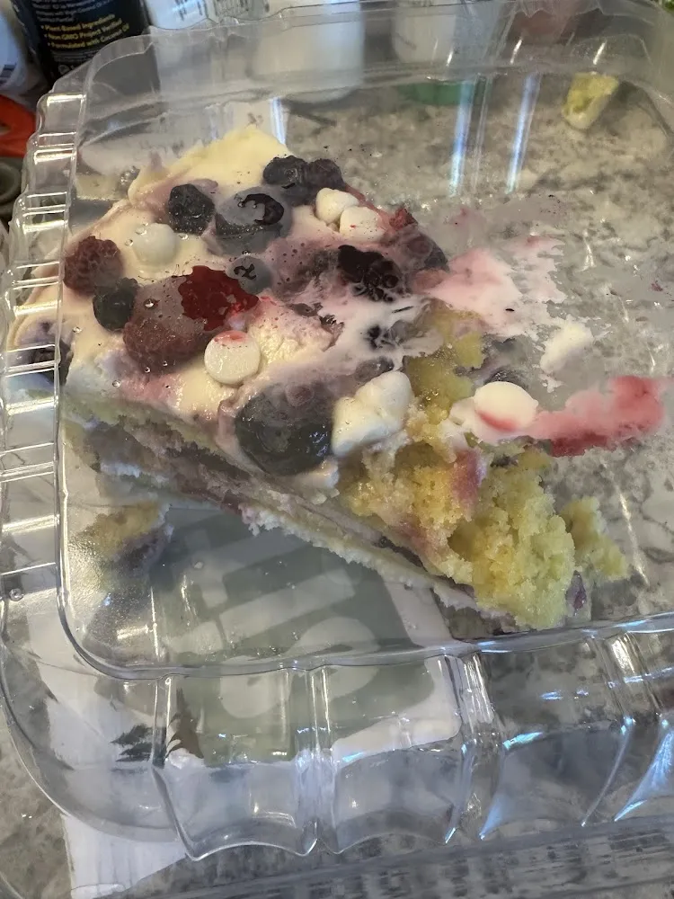 White Chocolate Berry Cake